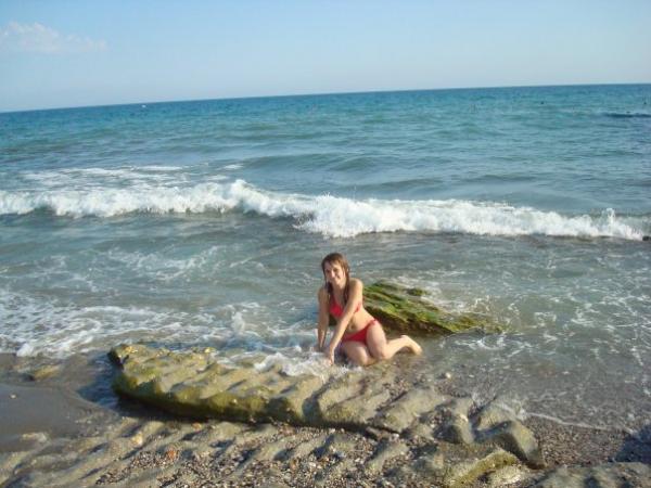 Хотя, если честно, я на море была всего один раз. Больно уж там дно противное, каменное такое, я об него все ноги и руки обтесала...